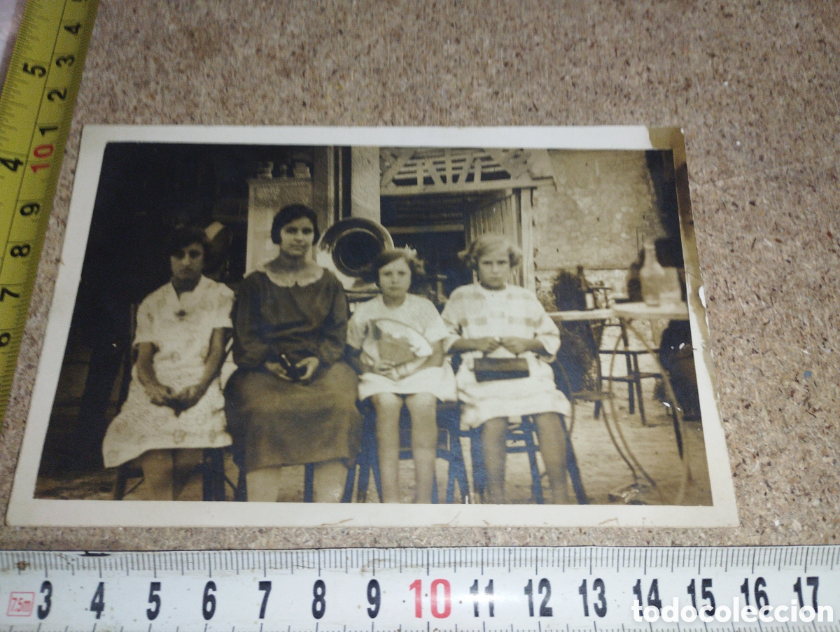 Postcards: Postal de la Viuda y sus tres hijas frente la cantina