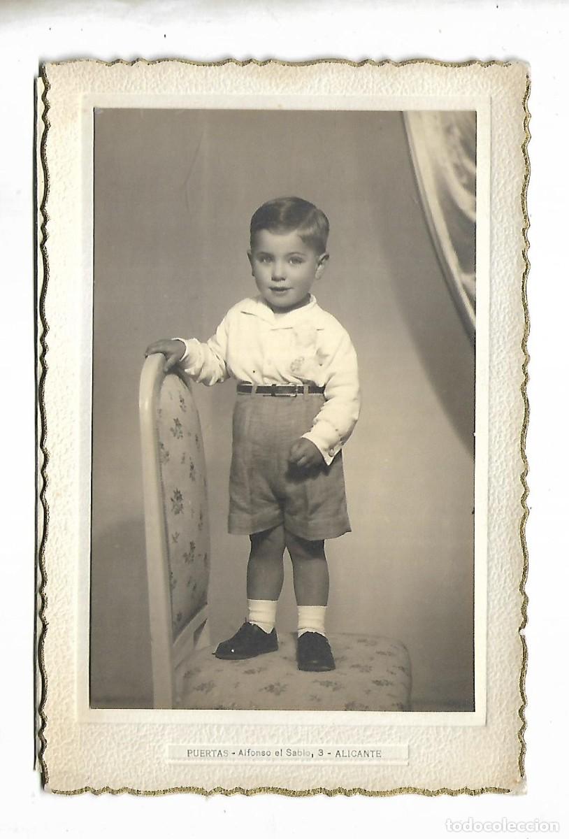 Postkarten: M3- ANTIGUA FOTOGRAFIA DE UJN NI&Ntilde;O EN UNA SILLA -FOTO -PUERTAS-ALFONSO EL SABIO,3 - ALICANTE