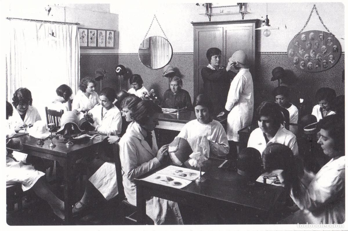 Postales: ESCOLA PROFESSIONAL DE LA DONA, CLASSE DE CONFECCI&Oacute; DE CAPELLS &ndash; L'ARXIU DIPUTACI&Oacute; &ndash; REPRODUCCI&Oacute;