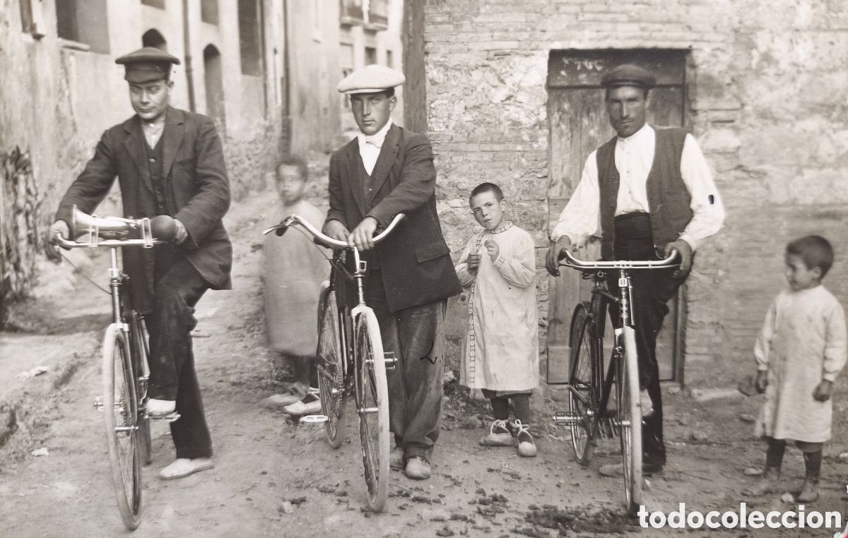 Postales: HOMBRES BICICLETA POSTAL FOTOGR&Aacute;FICA ANIMADA CALLE PUEBLO SIN IDENTIFICAR C. 1910