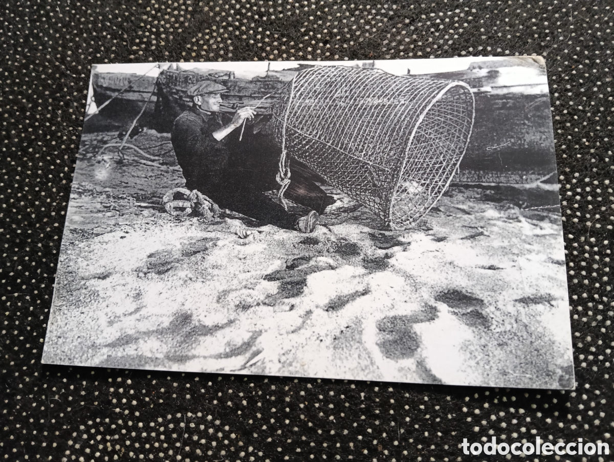 Cartoline: Pescador d' Arenys de Mar 1953 Preparant una Nansa. Museo Mar&iacute;timo de Barcelona