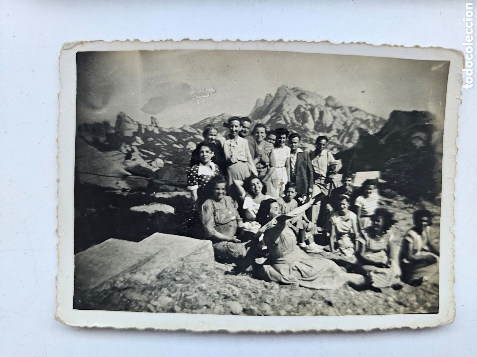 Postcards: Peque&ntilde;a fotograf&iacute;a de Grupo de chicas de excursi&oacute;n a Montserrat 1930s 1940s
