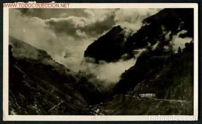 Cartes Postales: Queralbs. N&uacute;ria. *El F.C. cremallera subiendo por el barranco de Nuria* Circulada.