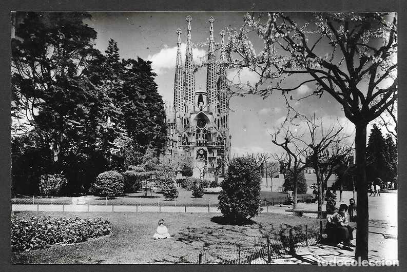 Postales: Postal. Barcelona. 190 Templo y jardines de la Sagrada Familia 1960