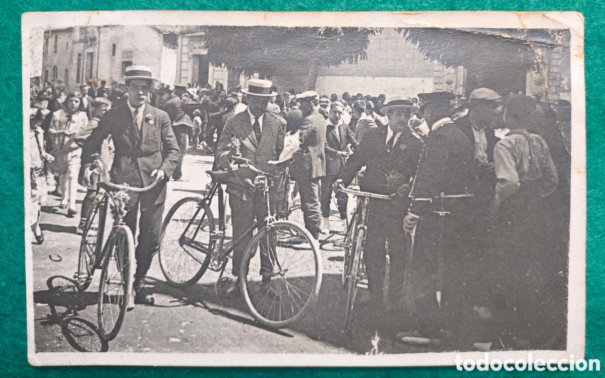 Postales: CATALUNYA SIN IDENTIFICAR PLAZA MULTITUD BICICLETA MOSSO D'ESQUADRA POSTAL FOTOGR&Aacute;FICA C. 1910