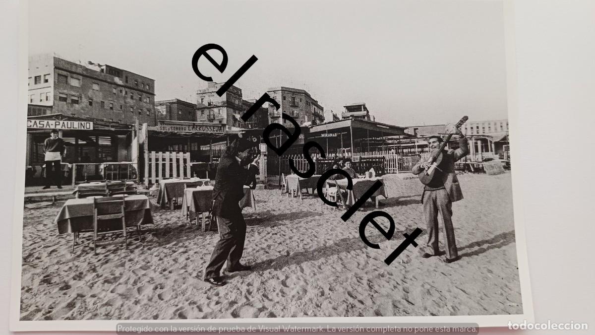 Postales: FOTO/POSTAL - CHIRINGUITOS DE LA BARCELONETA CON EL MUSICO PALOMINO-BARCELONA A&Ntilde;OS 90 DIARIO ARA
