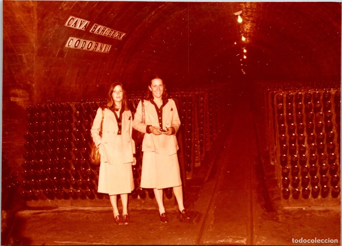 Postales: Sant Sadurn&iacute; d'Anoia - Caves Codorniu - Cava Barcelona - Hostesses - Azafatas - 148x106mm
