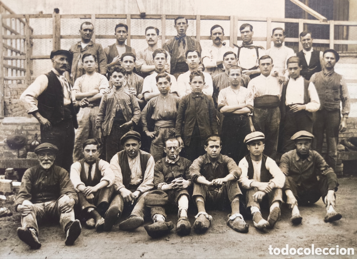 Postales: FOTOGRAF&Iacute;A RETRATO GRUPAL OBREROS F&Aacute;BRICA CAN PUNT&Iacute; BARRI POBLENOU BARCELONA 1919