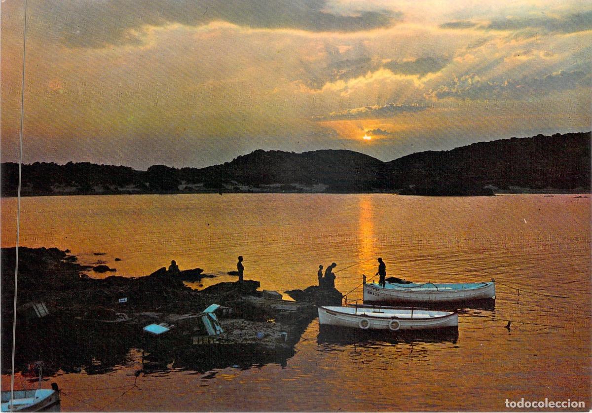 Postales: Postal de Puesta de Sol en la Costa con Barcas de Pesca