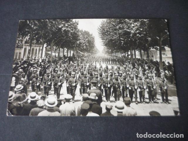 Postales: TARRAGONA DESFILE MILITAR EN LAS RAMBLAS POSTAL FOTOGRAFICA CIRCULADA EN 1921