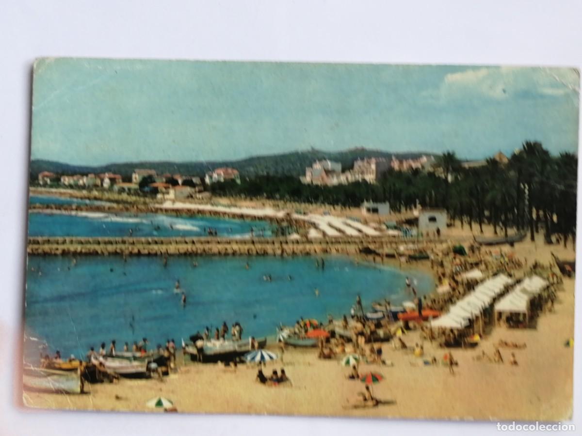 Postales: POSTAL 18650 ESCRITA-UBACH 165 SITGES BARCELONA LOS BLANCOS QUITASOLES DE LA PLAYA