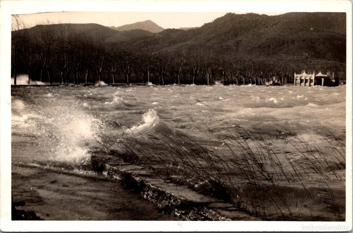 Postales: Ba&ntilde;olas - Vista del Lago - Foto Vilarrubias - 138x91mm - Fuerte Oleaje.