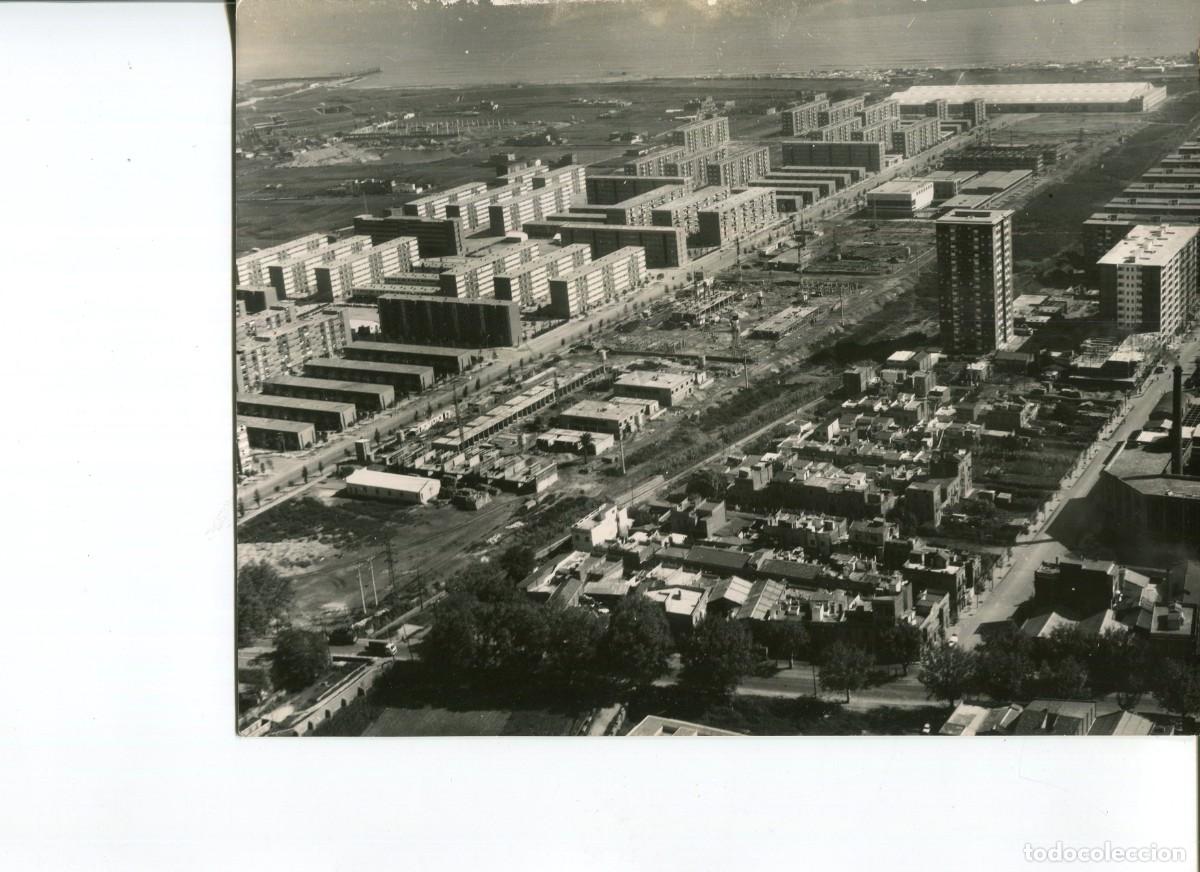Postales: BARCELONA- BARRIO LA MINA EN CONSTRUCCI&Oacute;N-A&Ntilde;O 1970-FOTOGR&Aacute;FICA 18X24