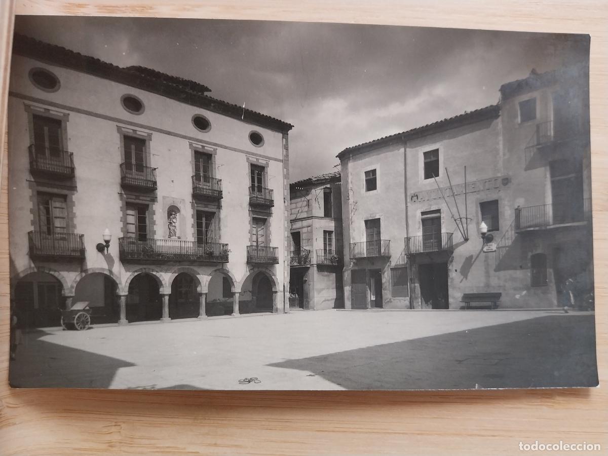 Postales: SAN JUAN DE LAS ABADESAS PLAZA ESPA&Ntilde;A ED PRAT RIPOL 13 CIRCULADA A&Ntilde;O 1956 ANIMADA CARRO