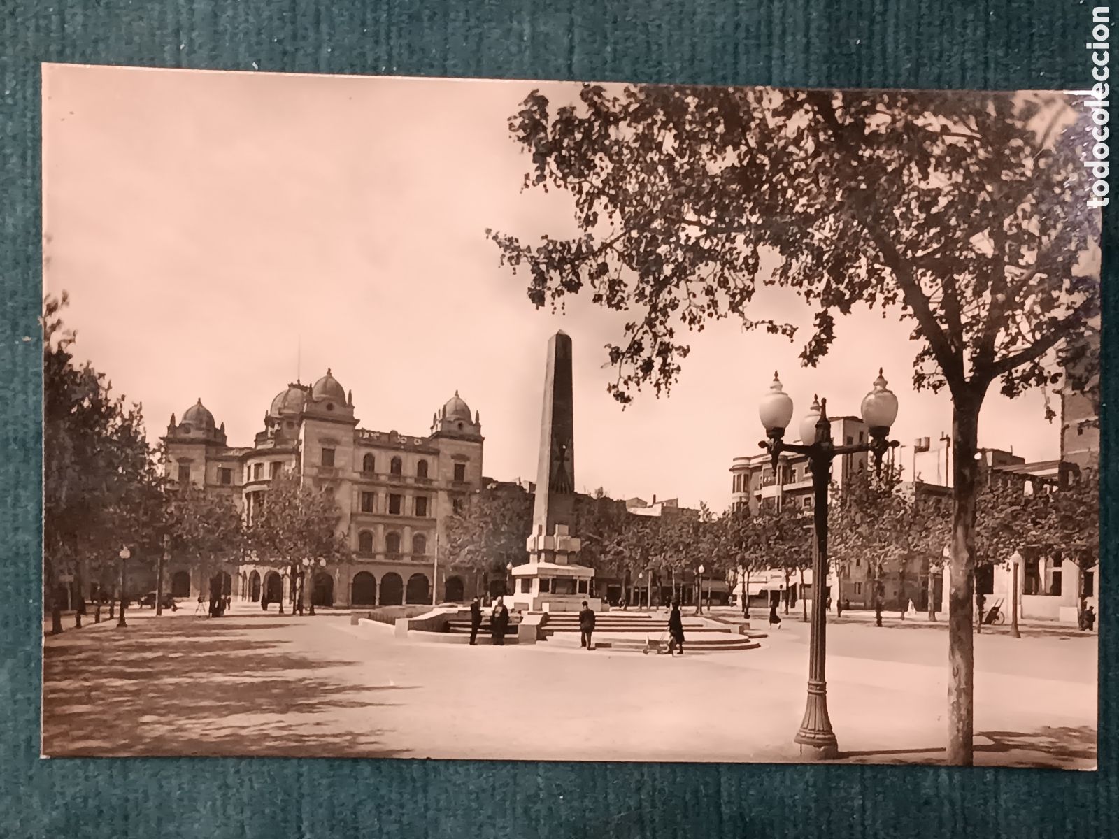 Postales: Reus n&deg;16. Avenida de los Martires y Obelisco a los Caidos