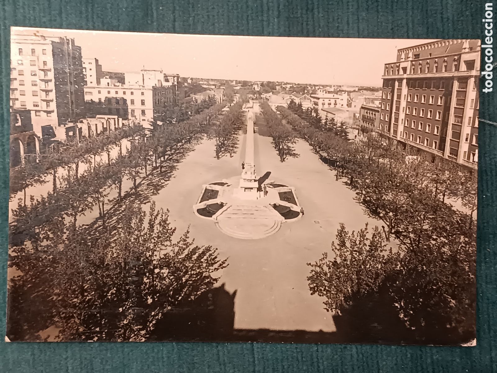 Postales: REUS. Vista a&eacute;rea de la Avenida de los M&aacute;rtires y su Monumento.