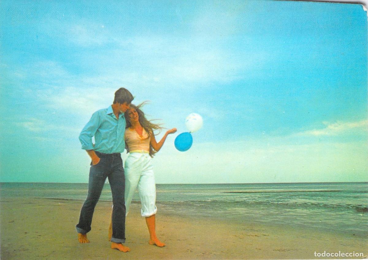 Postales: Postal de pareja rom&aacute;ntica paseando por la playa con globos