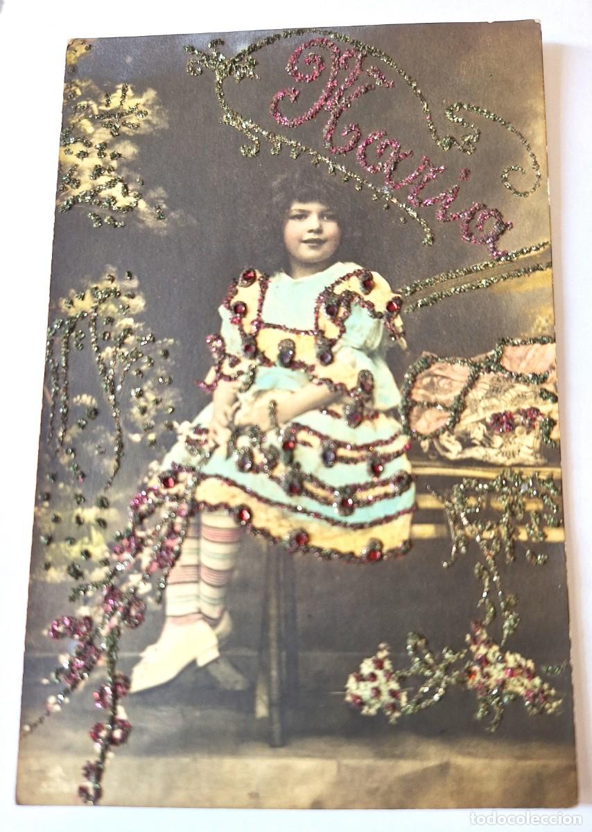 Postales: POSTAL MUY ANTIGUA COLOR - NI&Ntilde;A CON BRILLOS SENTADA - MANUSCRITA EN 1909 - BUEN ESTADO