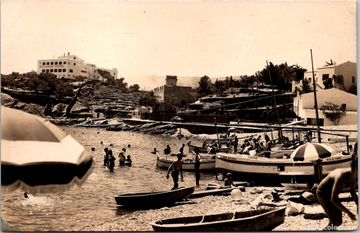 Postales: Cadaqu&eacute;s - Playa del Llan&eacute; - Al fondo Rocamar Hotel - Cial. Prat 4 - 138x89mm
