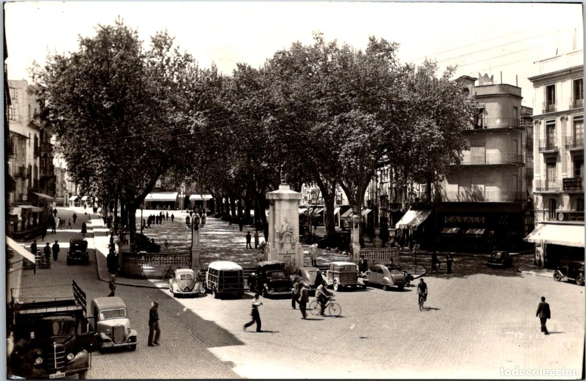 Postales: Figueras - Rambla y Monumento a Monturiol - Foto M. C. 1 - 138x90mm