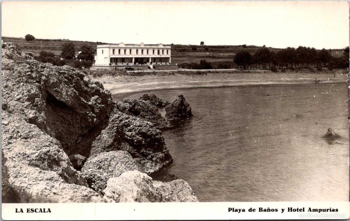 Postales: La Escala - Playa de Ba&ntilde;os y Hotel Ampurias - Fotogr&aacute;fica - Sin datos - Reverso en blanco - 141x88mm
