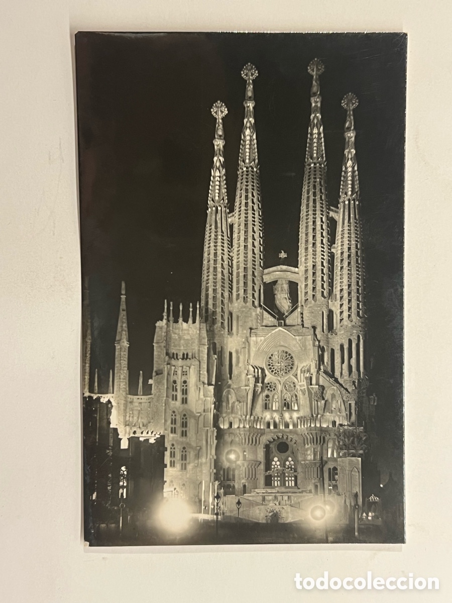 Postales: BARCELONA. Postal No.9, El templo de la Sagrada Familia, una de las obras del arquitecto Gaud&iacute;.
