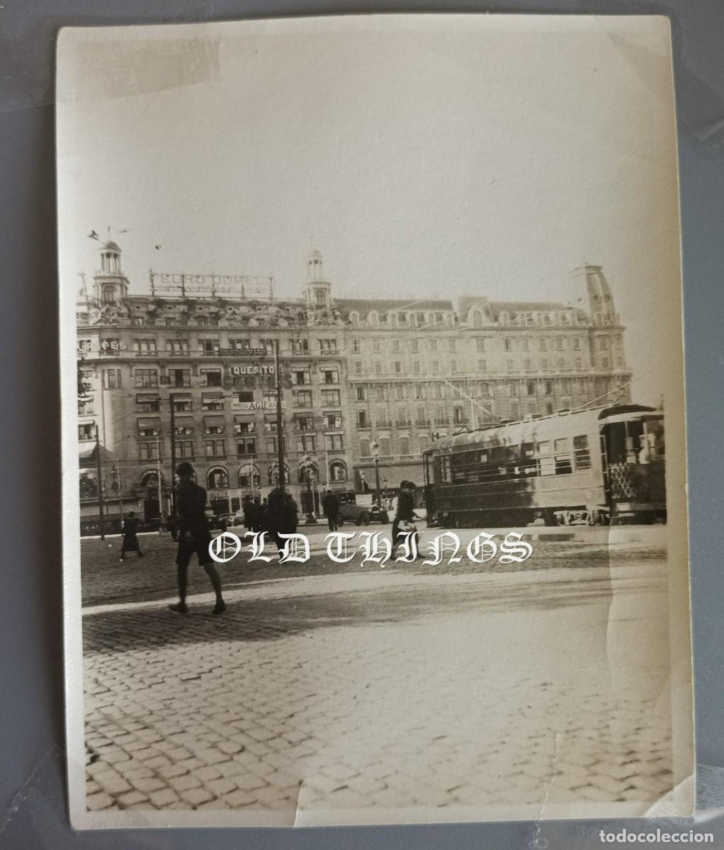 Postales: FOTOGRAF&Iacute;A DE LA Plaza de Catalu&ntilde;a en Barcelona, PRINCIPIOS DE LOS A&Ntilde;OS 30 / TRANVIA / MIDE 10,5 X 8