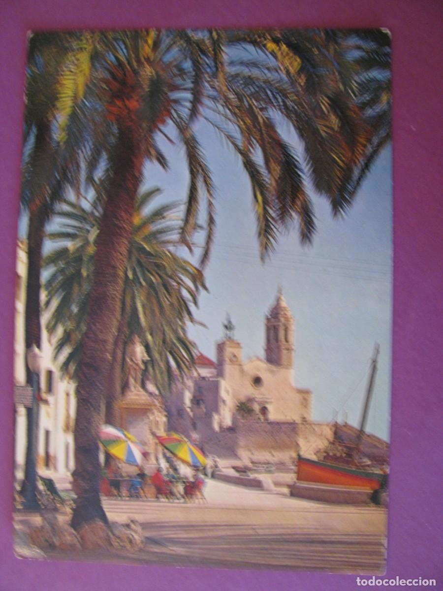 Postales: POSTAL DE SITGES. DETALLE DEL PASEO E IGLESIA. ED. R. GASS&Oacute;.