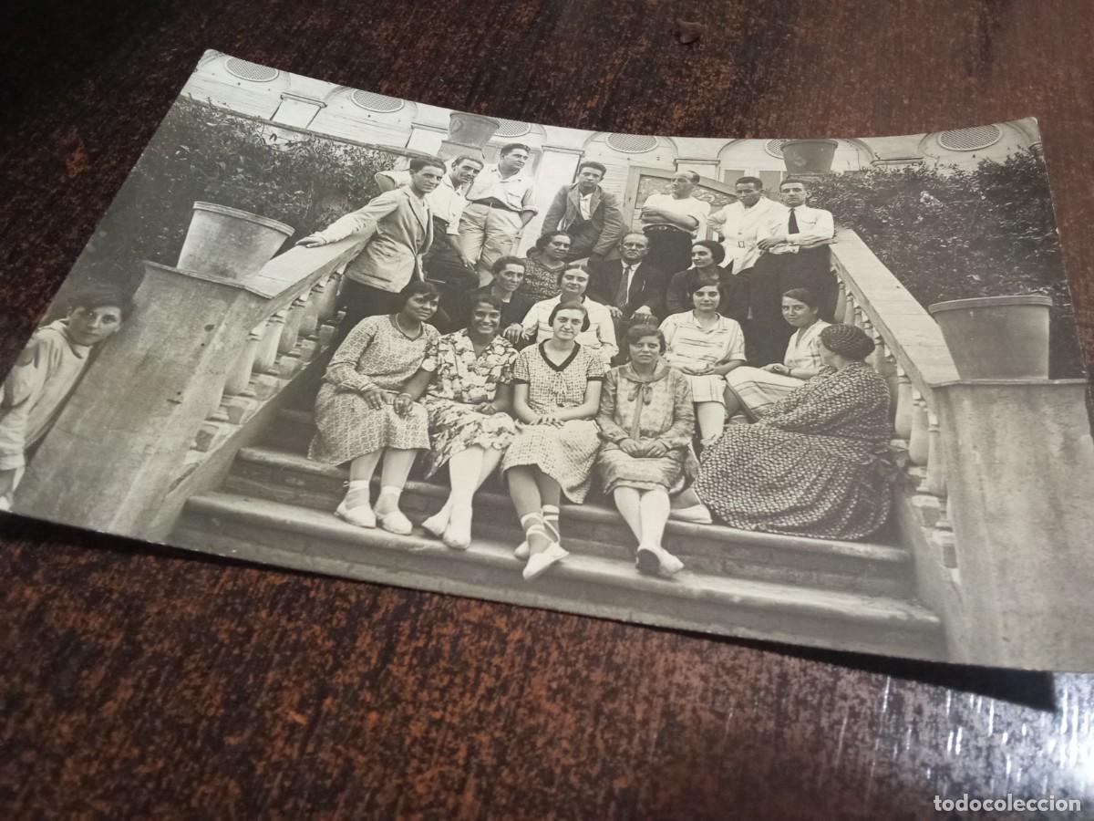 Postales: Montserrat. Grupo de gente.