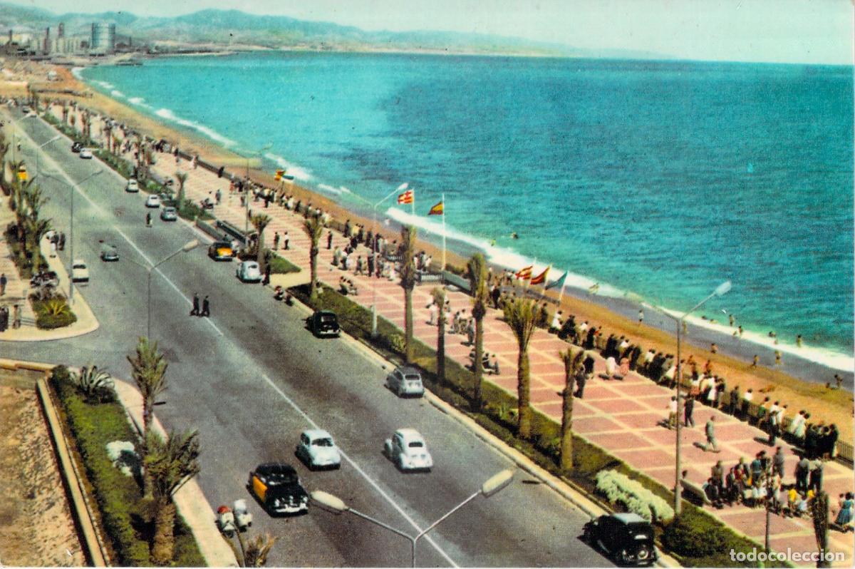 Postales: Postal de Barcelona - Paseo Mar&iacute;timo y Playa con Coches Cl&aacute;sicos
