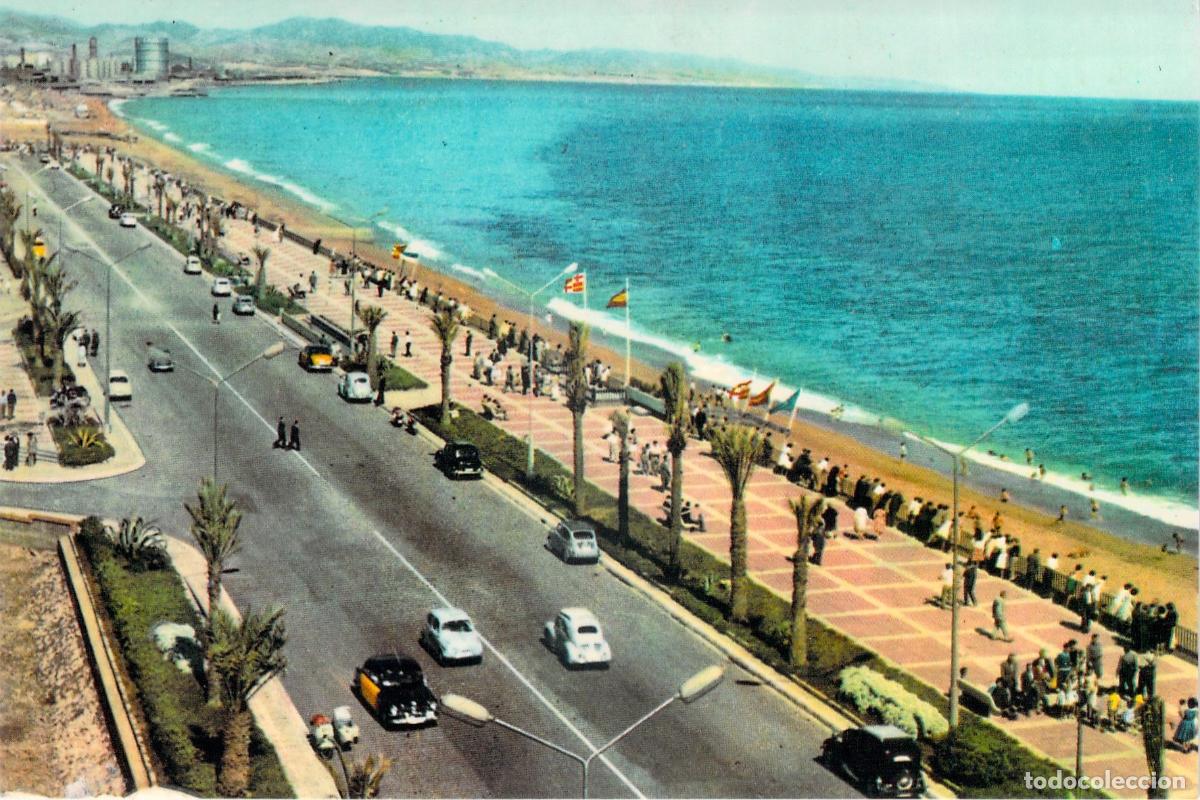 Postales: Postal de Barcelona - Paseo Mar&iacute;timo y Playa con Coches Cl&aacute;sicos