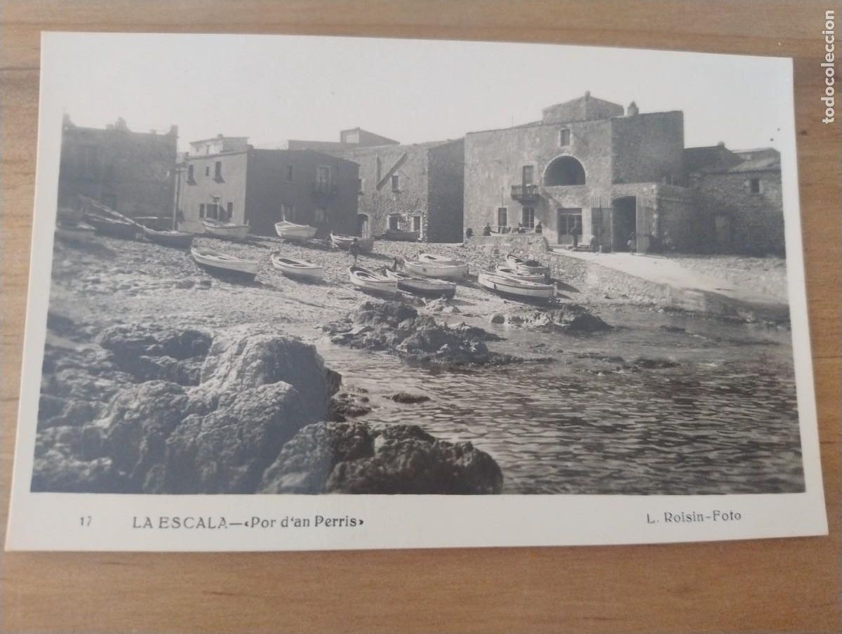 Postcards: 17 La Escala. Por d&acute;an Perris. L. Roisin. Acabado fotogr&aacute;fico. Sin circular.