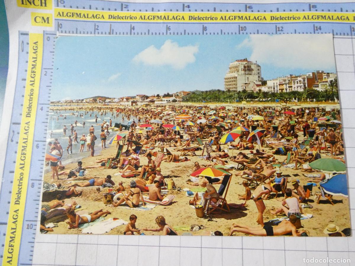 Postales: POSTAL DE BARCELONA. A&Ntilde;O 1967. SITGES PLAYA BA&Ntilde;ISTAS TURISTAS. 17 GARRABELLA. 888