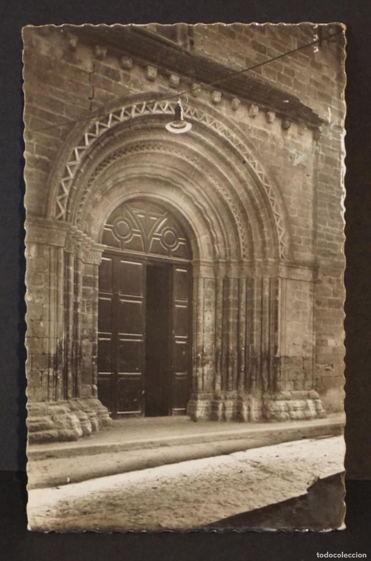 Postales: Gandesa, portada de la Iglesia,, postal circulada con sello y matasellos en los a&ntilde;os 50