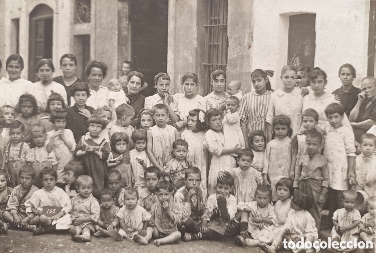 Postales: CATALUNYA POBLE SENSE IDENTIFICAR POSTAL FOTOGR&Aacute;FICA RETRATO GRUPAL C. 1920