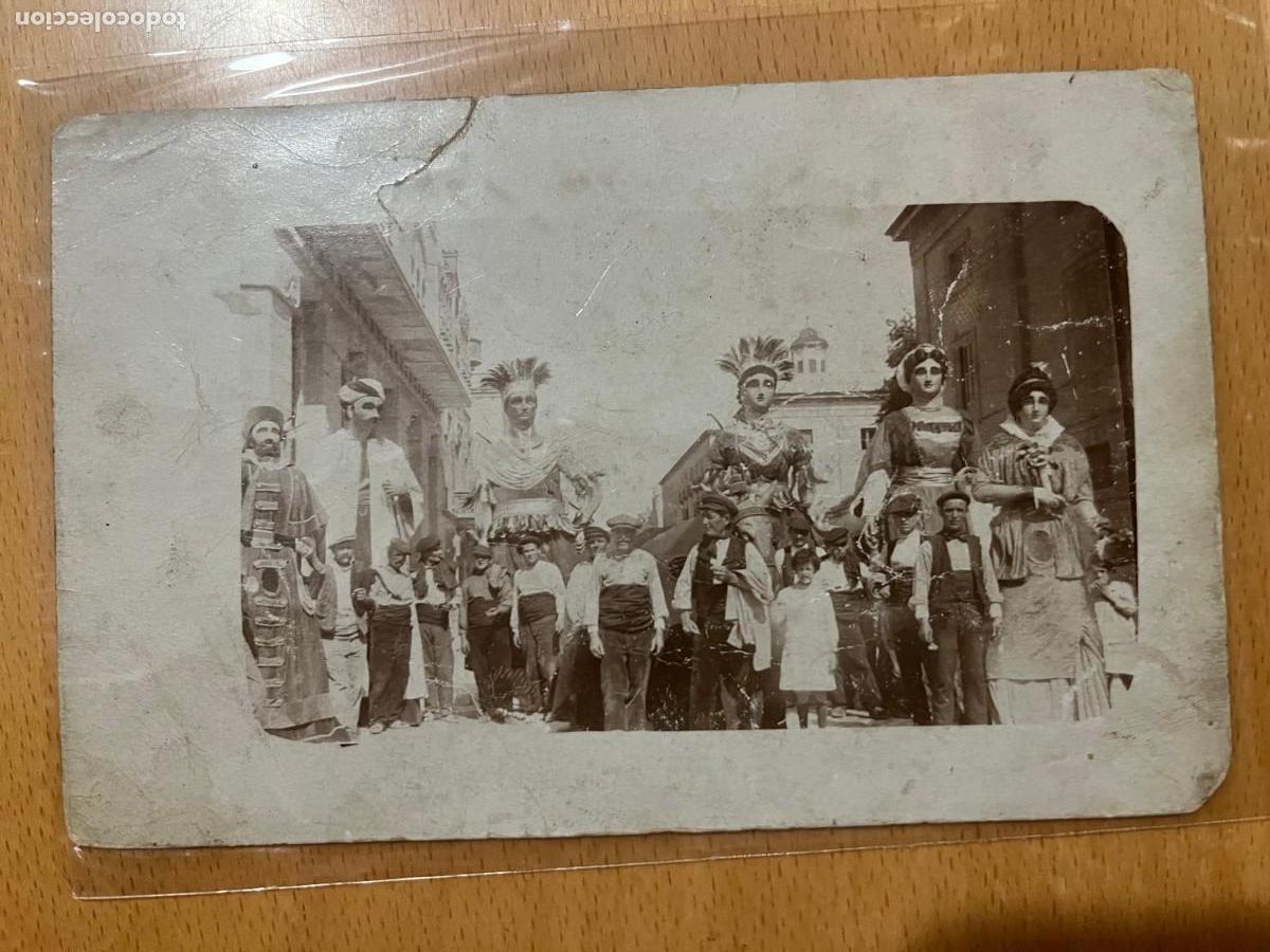 Postales: postal fotogr&aacute;fica gigantes Reus al lado casa Gasull