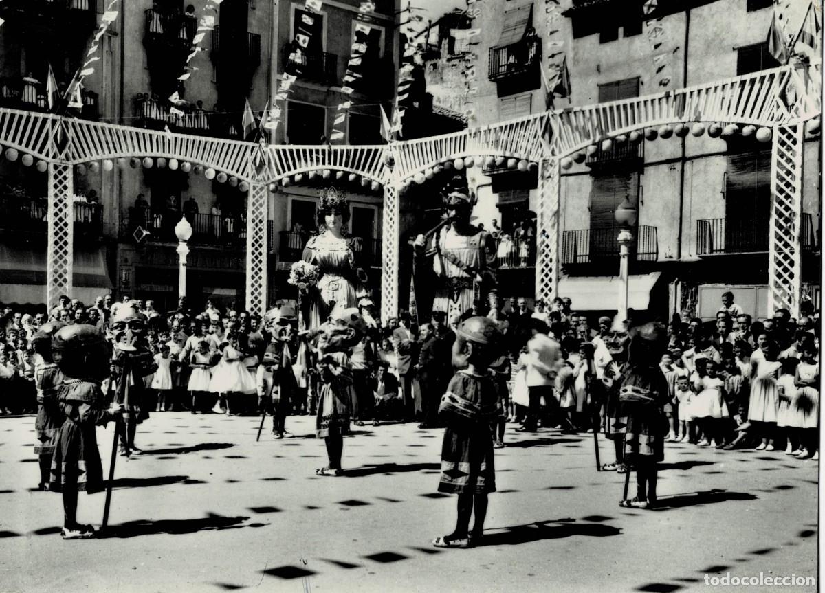 Postales: POSTAL MODERNA DE CATALU&Ntilde;A. OLOT. BAILE DE LOS ENANOS. P-CAT-2162