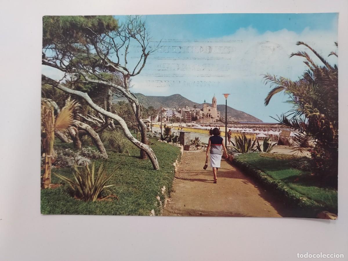 Postales: POSTAL SITGES JARDINES DEL PASEO. 1965. CIRCULADA. BARCELONA