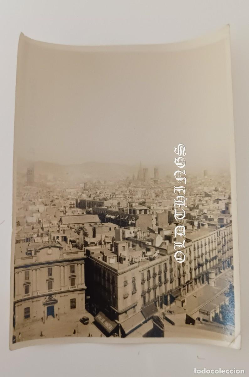 Postales: FOTOGRAFIA DE BARCELONA, VISTA DE LA CIUDAD DESDE COLON, SE PUDE LEER PUBLICIDAD DE PONCHE MORERA, A