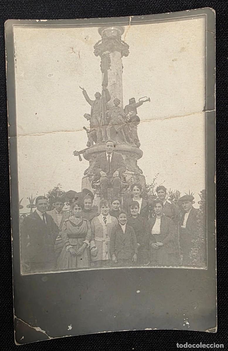 Postales: P.1086 Fotograf&iacute;a Antigua Tipo Postal &ndash; Grupo Familiar ante Monumento Conmemorativo &ndash; A&ntilde;os 1920-1930