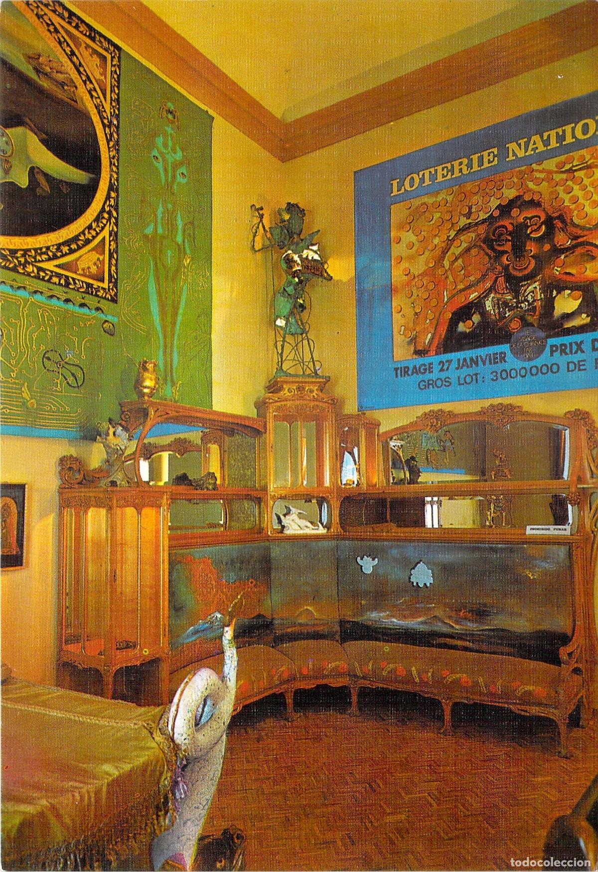 Postales: Postal del Teatro-Museo Dal&iacute; con mueble de Gaud&iacute;