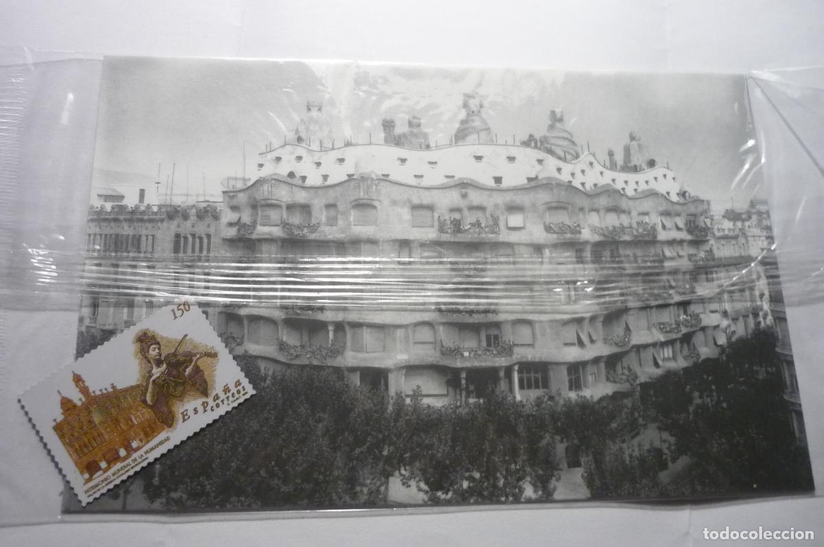 Postales: tarjeta barcelona con sello metalico.-casa mila gaudi.-dorso historia