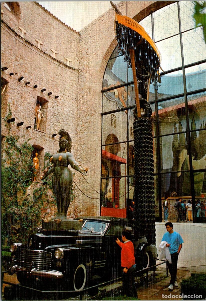 Postales: Figueres - Teatre - Museu Dal&iacute; - Patio - Cadillac lluvioso - Cadillac Serie 62 descapotable de 1938