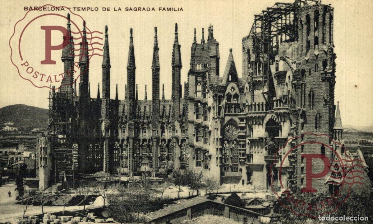 Postales: BARCELONA TEMPLO DE LA SAGRADA FAMILIA. doblez en el lateral dcho