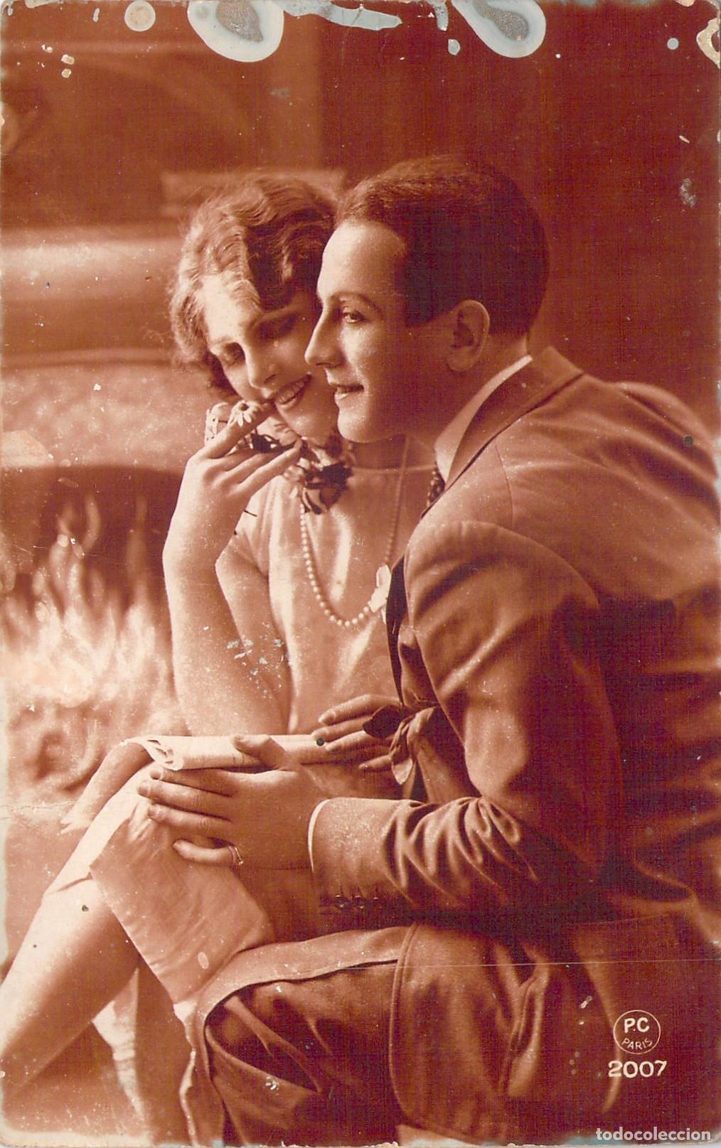 Postales: Postal de Pareja Junto a una Chimenea en Barcelona
