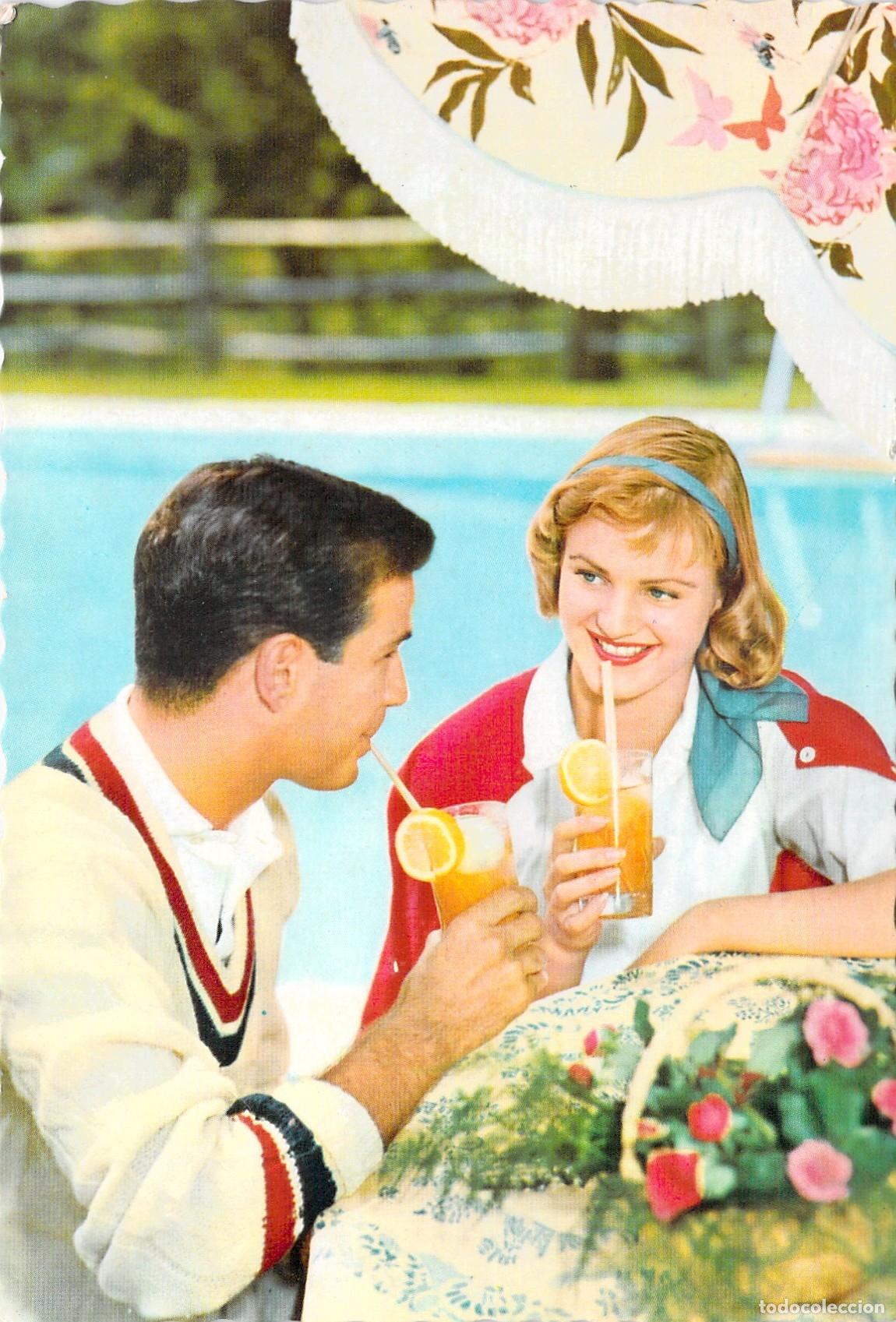 Postales: Postal de pareja bebiendo c&oacute;ctel junto a la piscina