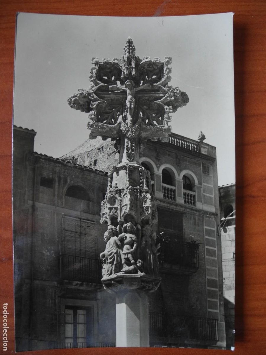 Postales: T&aacute;rrega. Plaza mayor. Cruz de t&eacute;rminbo. Raymond. n. 11. Nueva, sin circular.