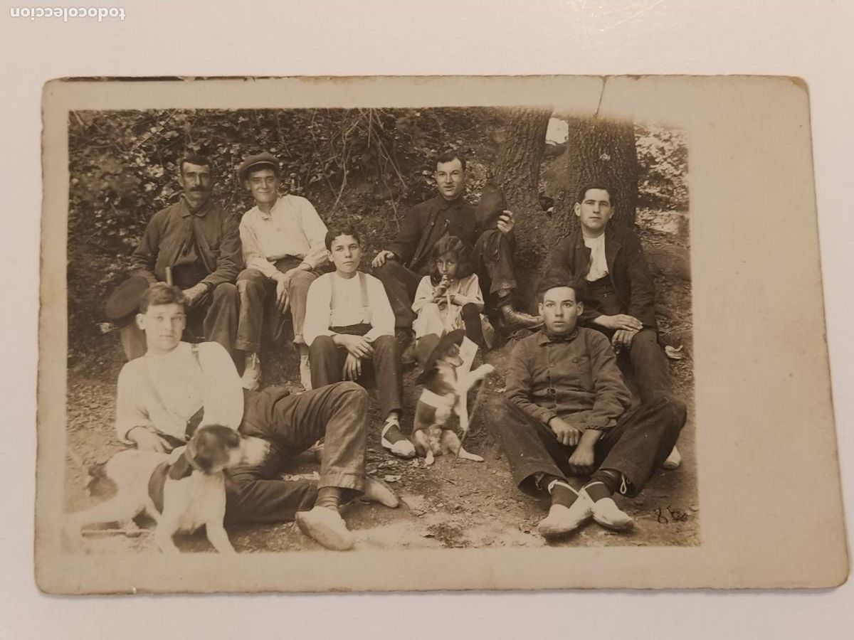 Postkarten: HOMBRES NI&Ntilde;OS Y PERROS EN EL BOSQUE - FOTOGRAFICA - POSTAL ANTIGUA (116.532)