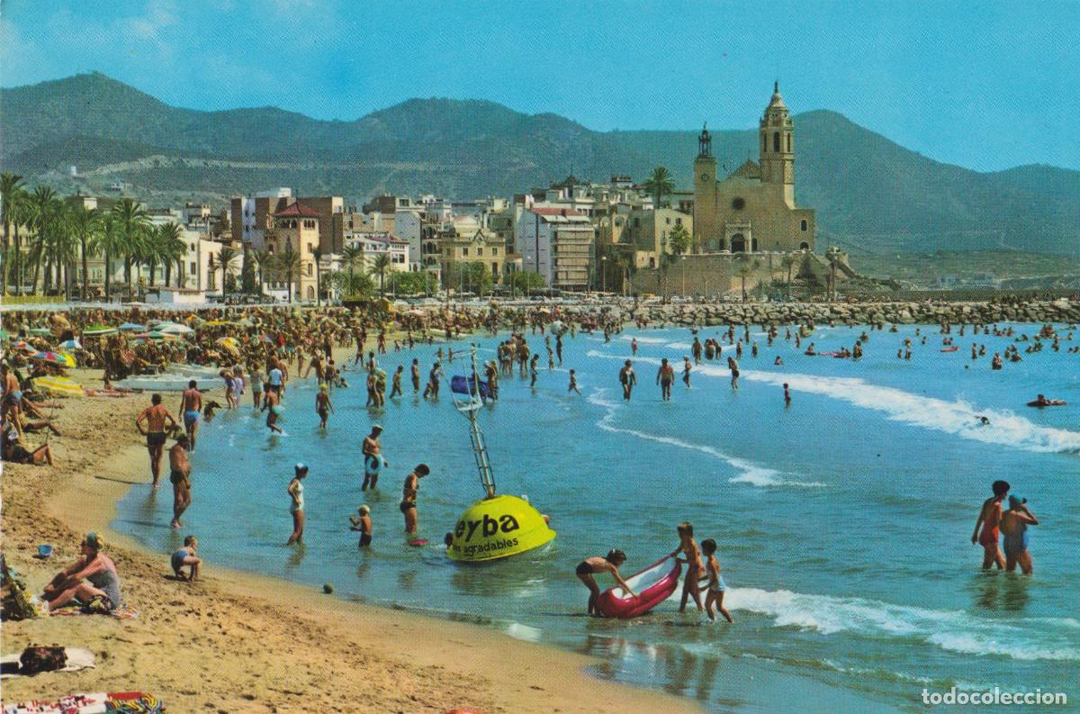 Postales: SITGES (BARCELONA) PLAYA A LOS PIES DE SU IGLESIA - FOTO J.UBACH 168 - S/C