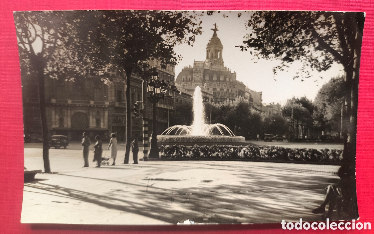 Postales: BARCELONA FONT MONUMENTAL GRAN V&Iacute;A / PASSEIG DE GR&Agrave;CIA POSTAL FOTOGR&Aacute;FICA C. 1955